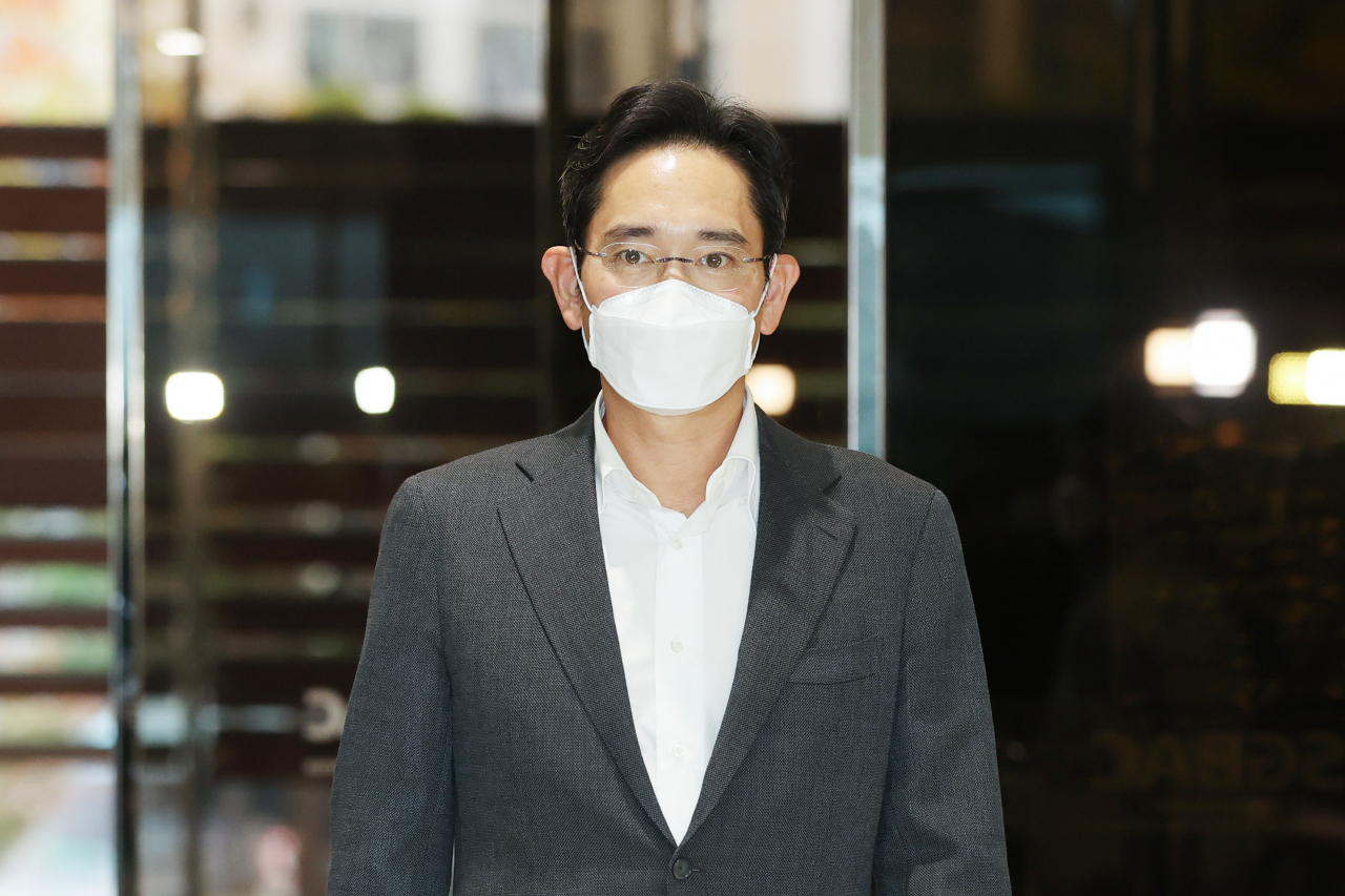 이재용 삼성전자 부회장이 캐나다·미국 출장을 위해 14일 오전 서울김포비지니스항공센터를 통해 출국하고 있다. 이 부회장은 먼저 캐나다에 있는 삼성전자 인공지능 연구센터를 방문한 뒤 미국으로 건너가 파운드리 공장 부지 등에 대해 최종 조율할 것으로 전해졌다. [연합]