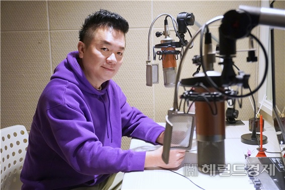 개그맨 김태균씨가 한강공원 안내방송을 녹음하고 있다. [서울시 제공]