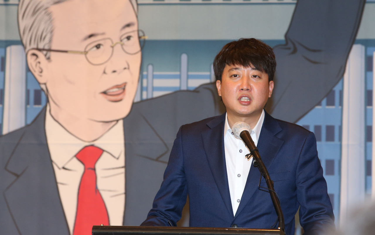 이준석 국민의힘 대표가 15일 오전 서울 용산구 그랜드 하얏트 서울에서 열린 '만화로 읽는 오늘의 인물이야기 비상대책위원장-김종인' 출판기념회에서 축사하고 있다. [연합]