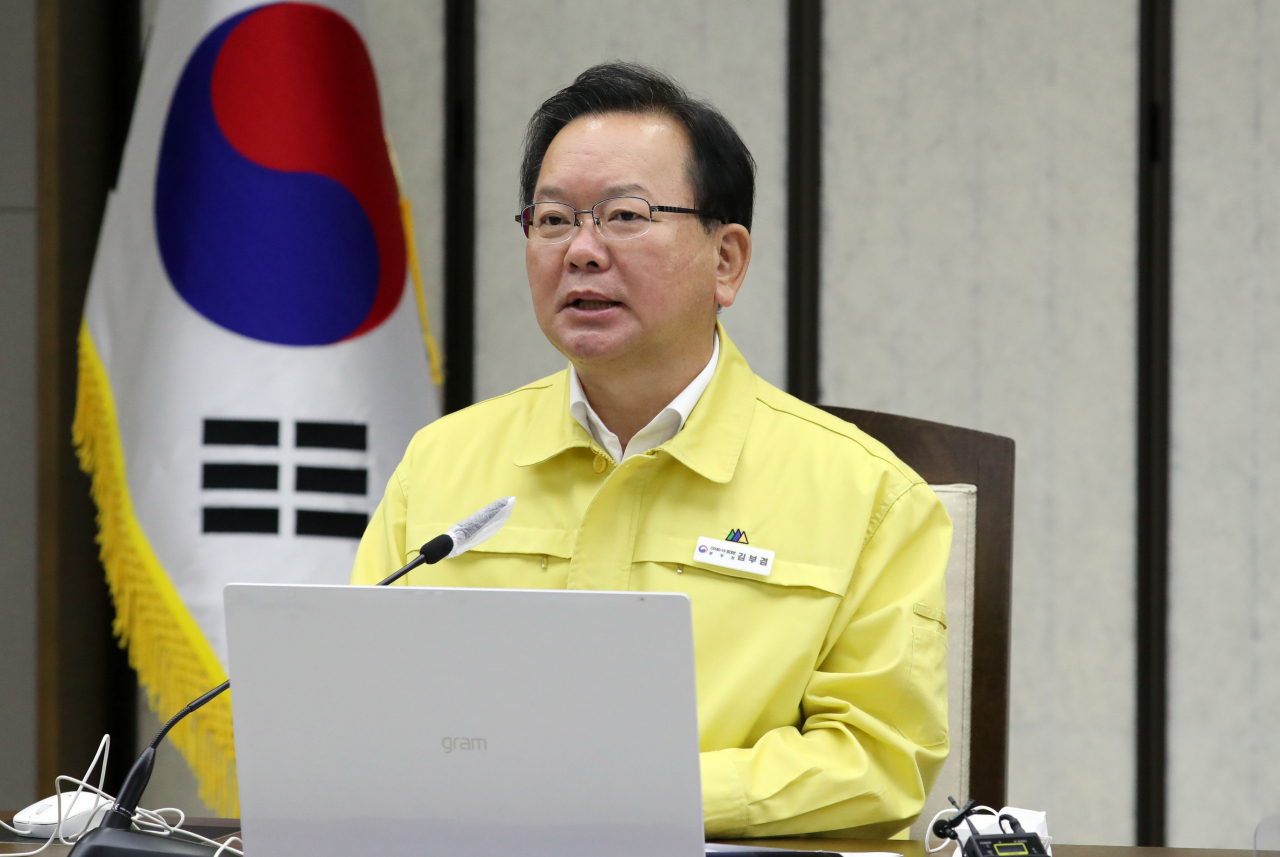 김부겸 국무총리가 17일 오전 정부세종청사에서 열린 코로나19 대응 중앙재난안전대책본부 회의를 주재하고 있다.[연합]