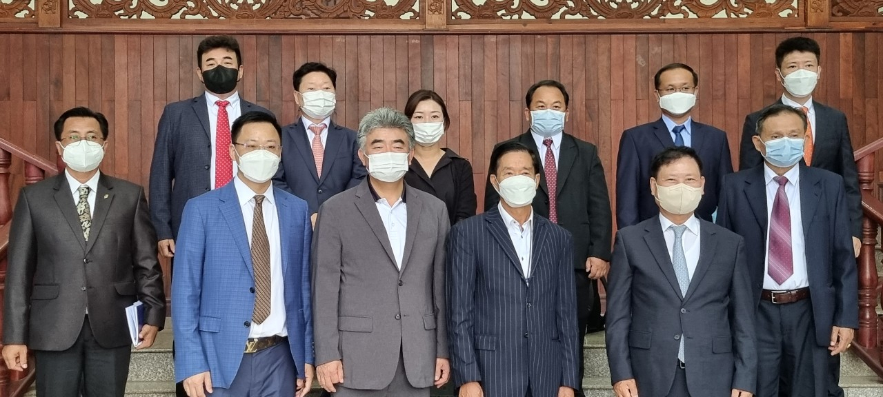 16일 오후 한국 기업인들이 라오스 비엔타안 정부청사에서 신라봉 라오스 주석을 만나 기념 촬영을 하고 있다. 앞줄 왼쪽 세번째부터 정원주 부회장, 신라봉 주석, 양영환 회장.