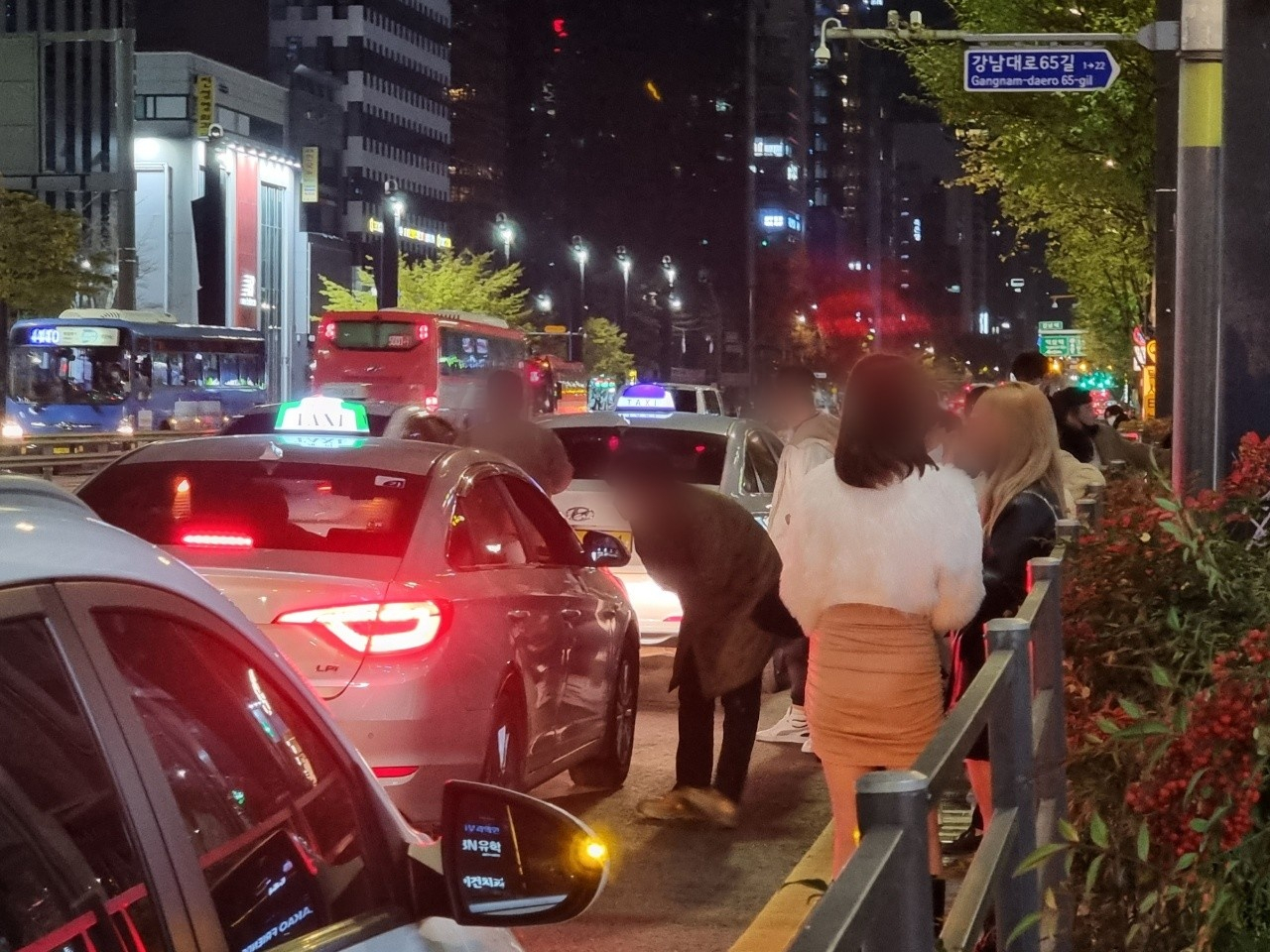 16일 오후 11시께 서울 서초구 지하철 강남역과 신논현역 사이 강남대로 한복판에서 시민들이 택시를 타기 위해 기사와 흥정을 하고 있다. 서울의 택시가 잡히지 않자 시민들이 경기 지역을 가려는 택시기사들에게 승차를 할 수 있는지 문의하고 있다. 김지헌 기자