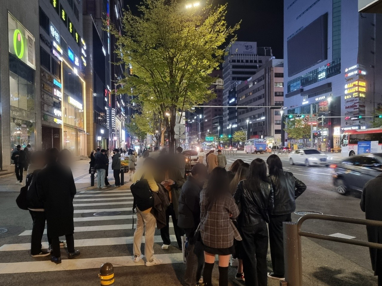 지난 16일 오후 11시50분께 서울 서초구 강남대로 택시 승강장 부근에서 시민들이 택시를 타기 위해 기다리고 있다. 시민은 하나같이 "택시가 잡히지 않는다"며 당혹스러워했다. 김지헌 기자