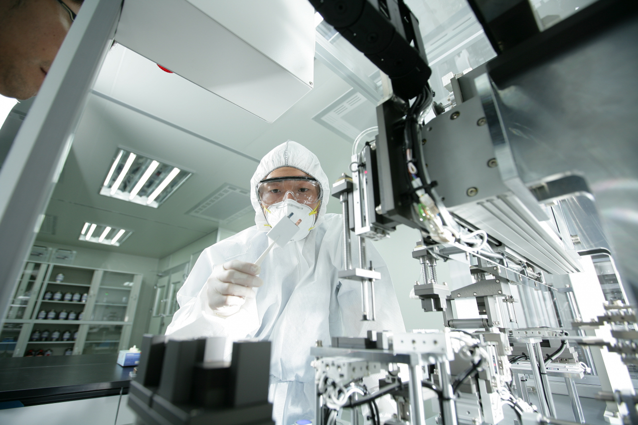 포스코케미칼 이차전지소재연구센터의 연구원 모습. [포스코케미칼 제공]