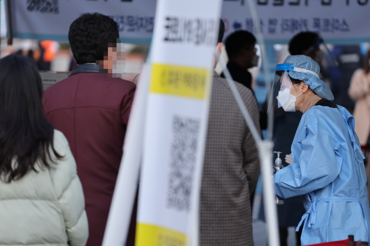 신종 코로나바이러스 감염증(코로나19) 신규 확진이 역대 두 번째인 3187명을 기록한 17일 오전 서울 중구 서울역 광장 코로나19 임시선별진료소에서 의료진이 검사를 진행하고 있다. [연합]