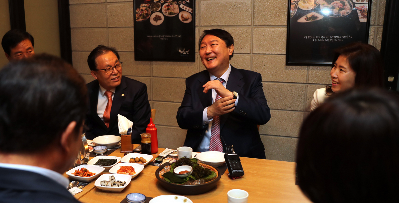 윤석열 국민의힘 대선 후보가 16일 오후 서울 여의도 한 음식점에서 열린 국민의힘 초재선 의원과 오찬에서 이야기하고 있다. [국회사진기자단]