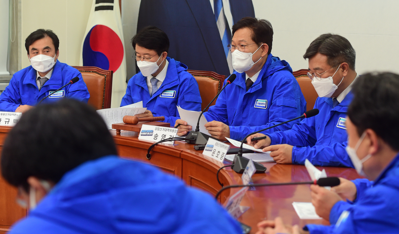 송영길 더불어민주당 상임선거대책위원장이 17일 오전 국회에서 열린 선대위 총괄본부장단 회의를 주재하고 있다. [이상섭 기자]