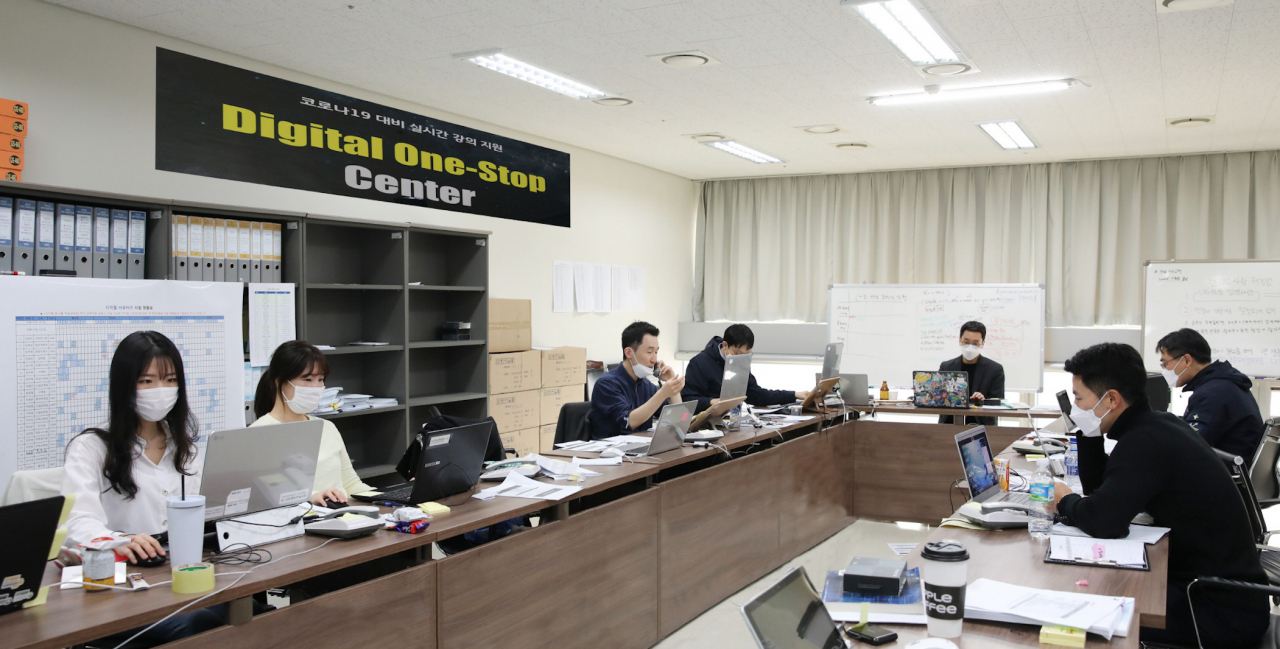 가천대가 비대면 교육의 원활한 운영을 위해 디지털원스톱센터를 설치하고 상주인력을 배치, 시스템 오류 등 강의 중 발생할 수 있는 문제에 실시간으로 대응하고 있다.[가천대 제공]