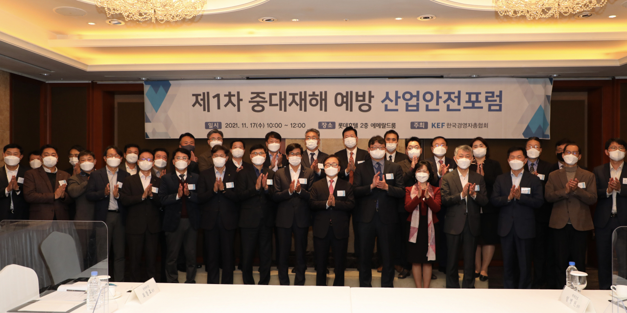 17일 서울 소공동 롯데호텔에서 개최된 제1차 중대재해예방 산업안전포럼에서 경총 이동근 부회장, 류기정 전무, 고용부 권기섭 산업안전보건 본부장을 비롯한 주요기업 안전담당 임원, 학계, 법조계 등 주요 인사가 참석한 가운데 기념사진을 촬영하고 있다. [한국경영자총협회 제공]