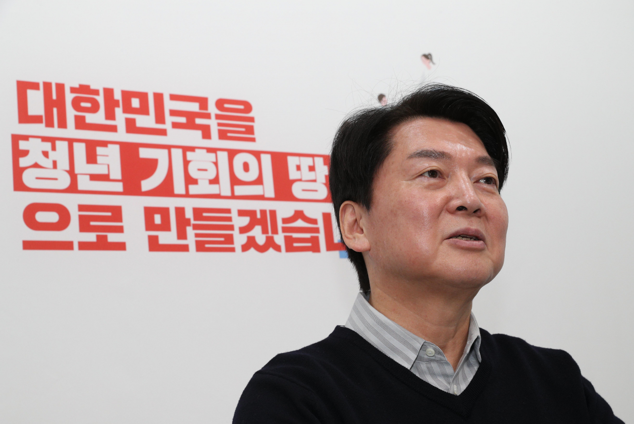 안철수 국민의당 대선 후보가 16일 오후 서울 여의도 당사에서 열린 가상공간 청년공약 기자간담회에서 ‘대한민국을 청년 기회의 땅으로 만들겠습니다’란 주제로 2호 공약을 발표하며 가상공간에 입장한 기자들과 일문일답하고 있다. [헤럴드경제=이상섭 기자]