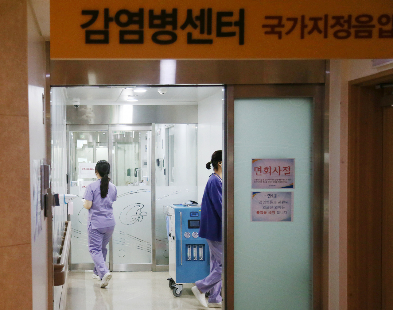 지난 16일 인천 남동구 가천대 길병원 음압병동에서 신종 코로나바이러스 감염증(코로나19) 업무를 맡은 간호사들이 분주하게 움직이고 있다(사진은 기사 내용과 관련없음). [연합]