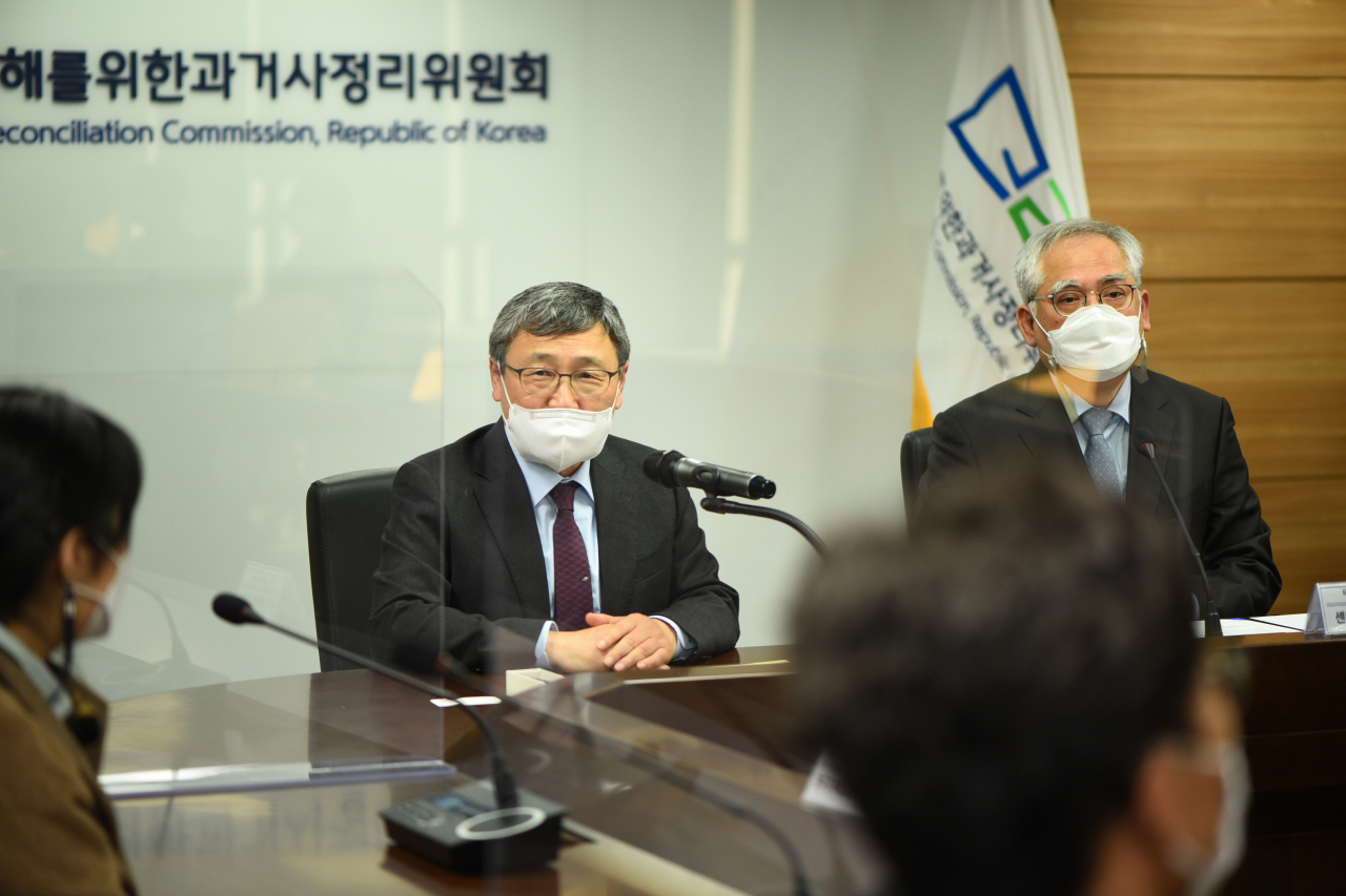 진실‧화해를위한과거사정리위원회는 지난 16일 진실화해위 대회의실에서 광주트라우마센터와 과거사 진실규명 신청인 치유·재활프로그램 지원을 위한 업무협약(MOU)을 체결했다고 17일 밝혔다. [진실화해위 제공]