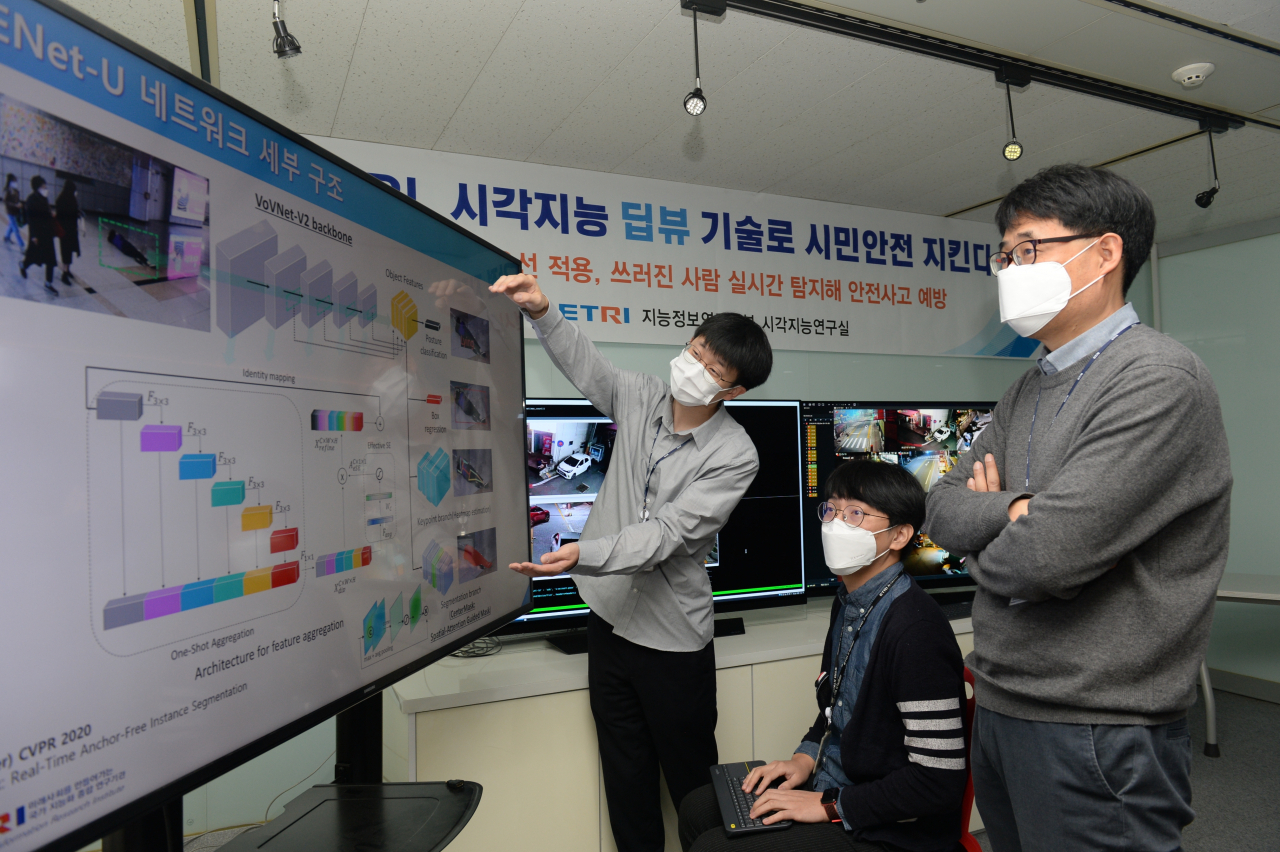 ETRI 연구진이 CCTV에 촬영된 영상을 활용해 시각지능 딥뷰 기술을 시연하고 있다.[ETRI 제공]