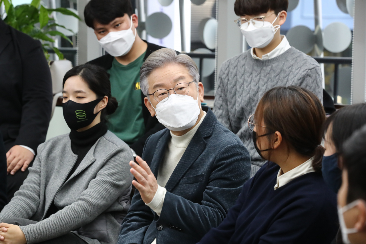 더불어민주당 이재명 대선 후보가 16일 서울 서대문구 청년문화공간 신촌파랑고래에서 열린 청소년·청년 기후활동가 간담회에서 참석자들과 대화하고 있다. 연합뉴스