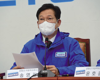송영길 더불어민주당 상임선거대책위원장이 17일 오전 국회에서 열린 선대위 총괄본부장단 회의에서 발언하고 있다. 이상섭 기자