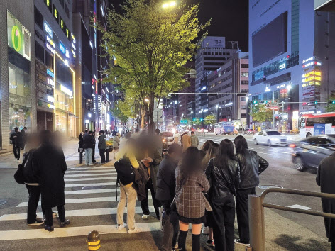 16일 오후 11시께 서울 서초구 지하철 강남역과 신논현역 사이 강남대로 한복판에서 시민들이 택시를 타기 위해 기사와 흥정을 하고 있다. 같은 날 11시50분께 서울 서초구 강남대로 택시 승강장 부근에서 시민들이 택시를 타기 위해 기다리고 있다. 김지헌 기자