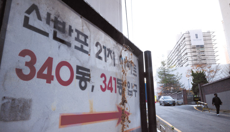 다주택자에 대한 징벌적 종합부동산세와 양도소득세 과세가 주택 공급을 줄이는 부작용을 낳기 시작했다. 서울 서초구 잠원동 신반포21차 재건축에서 중대형 평형 소유주들이 세금 부담 등의 이유로 중소형 아파트 2채를 받는 1+1 재건축을 철회한 것으로 나타났다. 이에 과도한 세금이 서울 강남권에 양질의 주택 공급을 줄였다는 비판이 잇따르고 있다. 사진은 한창 철거가 진행 중인 서울 서초구 잠원동 신반포21차아파트의 모습. 박해묵 기자