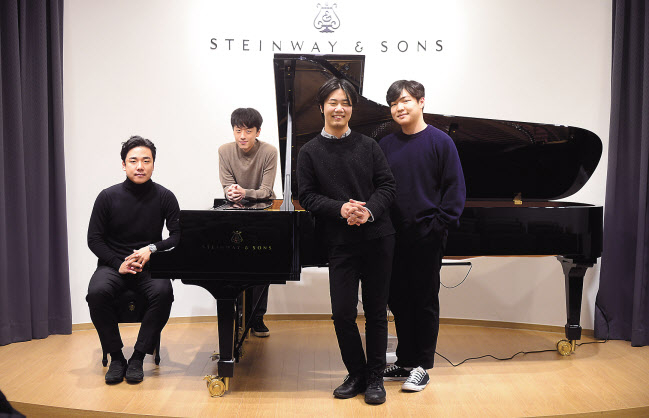 차세대 피아니스트 손정범, 이택기, 선율, 정지원이 바흐의 ‘네 대의 피아노를 위한 협주곡’을 통해 한 무대에 선다. 네 사람의 나이와 경력은 모두 다르지만, 무대가 시작되면 이들은 모두 ‘동료’가 된다. 이상섭 기자