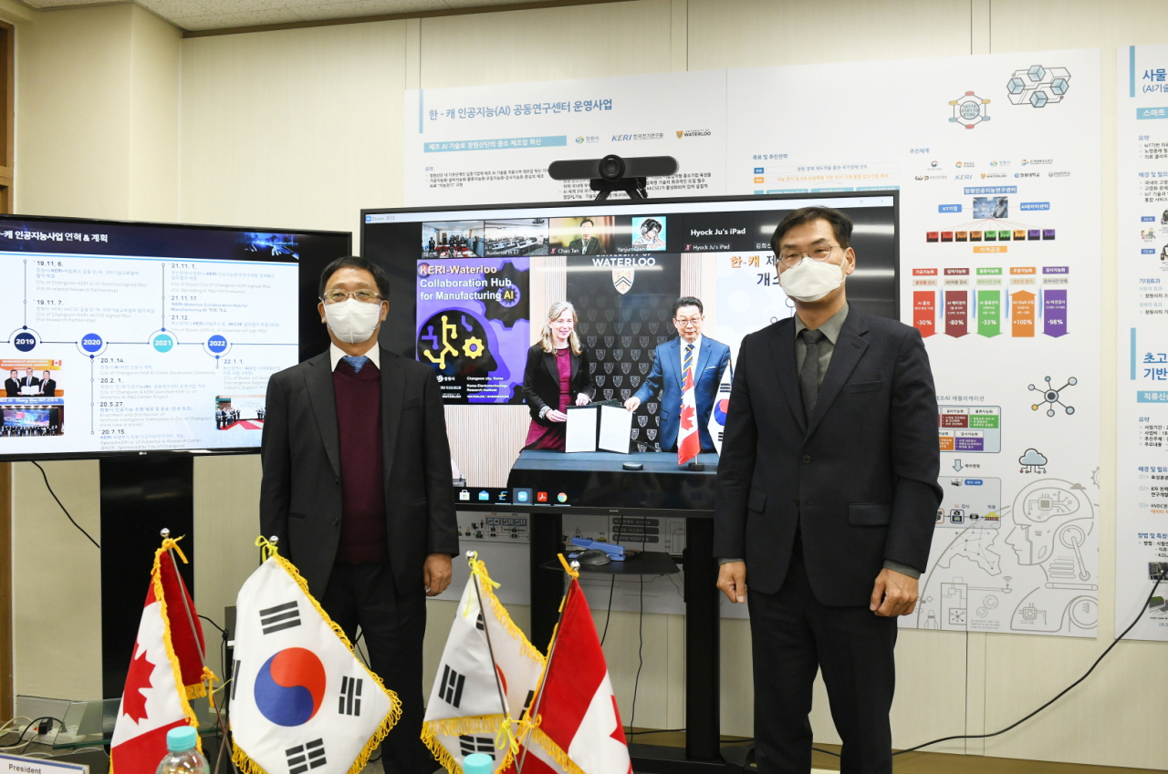 17일 열린 한·캐 제조 AI 협력 허브 개소식 행사. 왼쪽부터 화면 포함 명성호 한국전기연구원 원장, 마리 웰스 워털루대 공대 학장, 권혁주 워털루대 교수, 안경원 창원시 제1부시장.[한국전기연구원 제공]