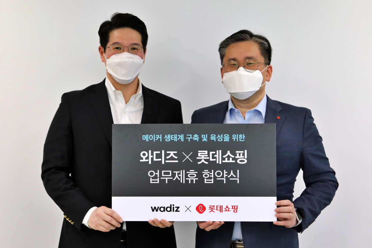 17일 경기 성남시 와디즈 본사에서 정경운 롯데쇼핑 전략기획부문장(오른쪽)과 신혜성 와디즈 대표(왼쪽)이 ‘롯데쇼핑 와디즈 업무협약(MOU)’ 팻말을 들고 있다. [롯데쇼핑 제공]