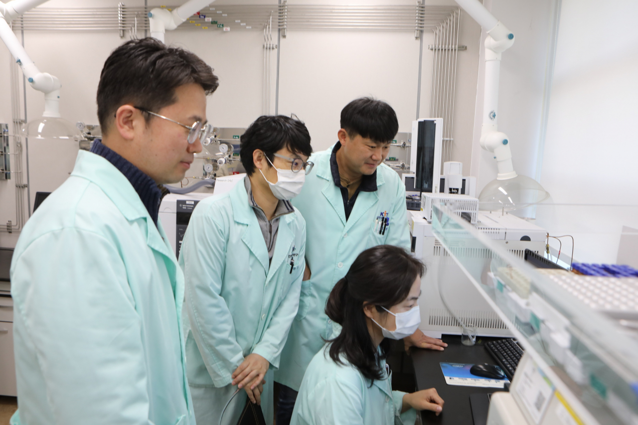 안전성평가연구소 환경안전성평가센터 연구진이 관련 연구를 수행하고 있다.[KIT 제공]