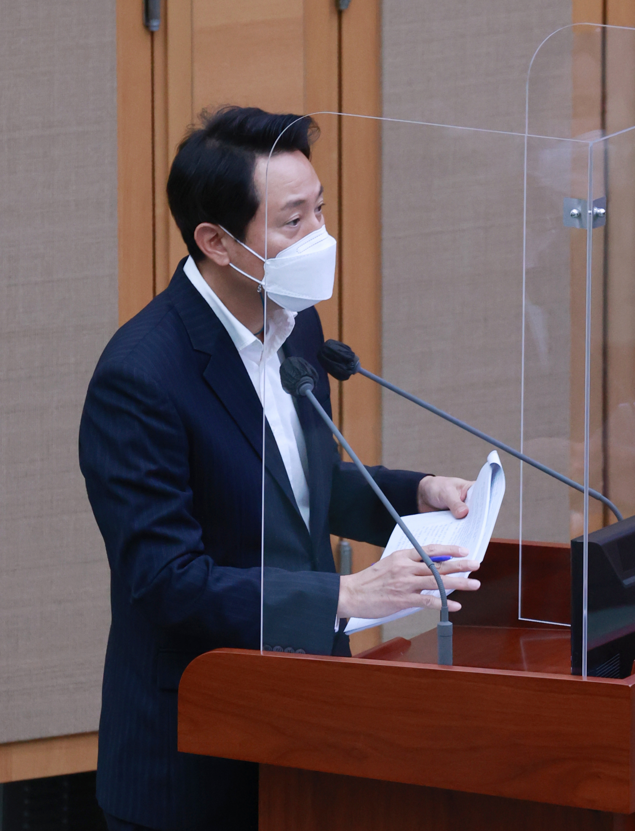 오세훈 서울시장이 16일 오전 서울 중구 서울시의회에서 열린 제303회 정례회 2차 본회의에서 더불어민주당 김경 의원의 질의에 답변하고 있다. 연합뉴스