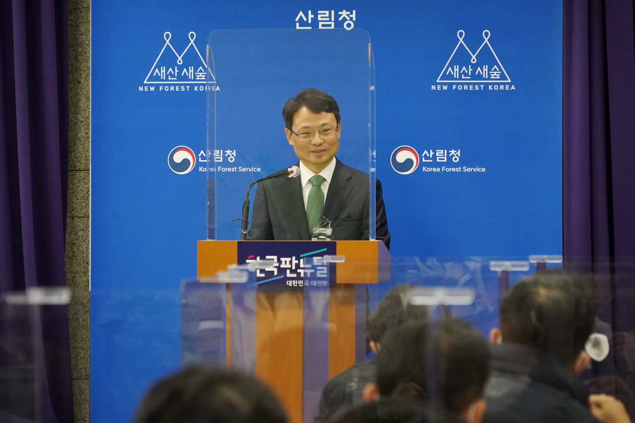 산림청 박은식 산림청 국제산림협력관이 17일 정부대전 청사 브리핑룸에서 지난 13일 페막한 제26차 유엔기후변화협약 당사국총회의에서 이뤄진 우리나라 산림분야 성과에 대해 발표를 하고 있다.