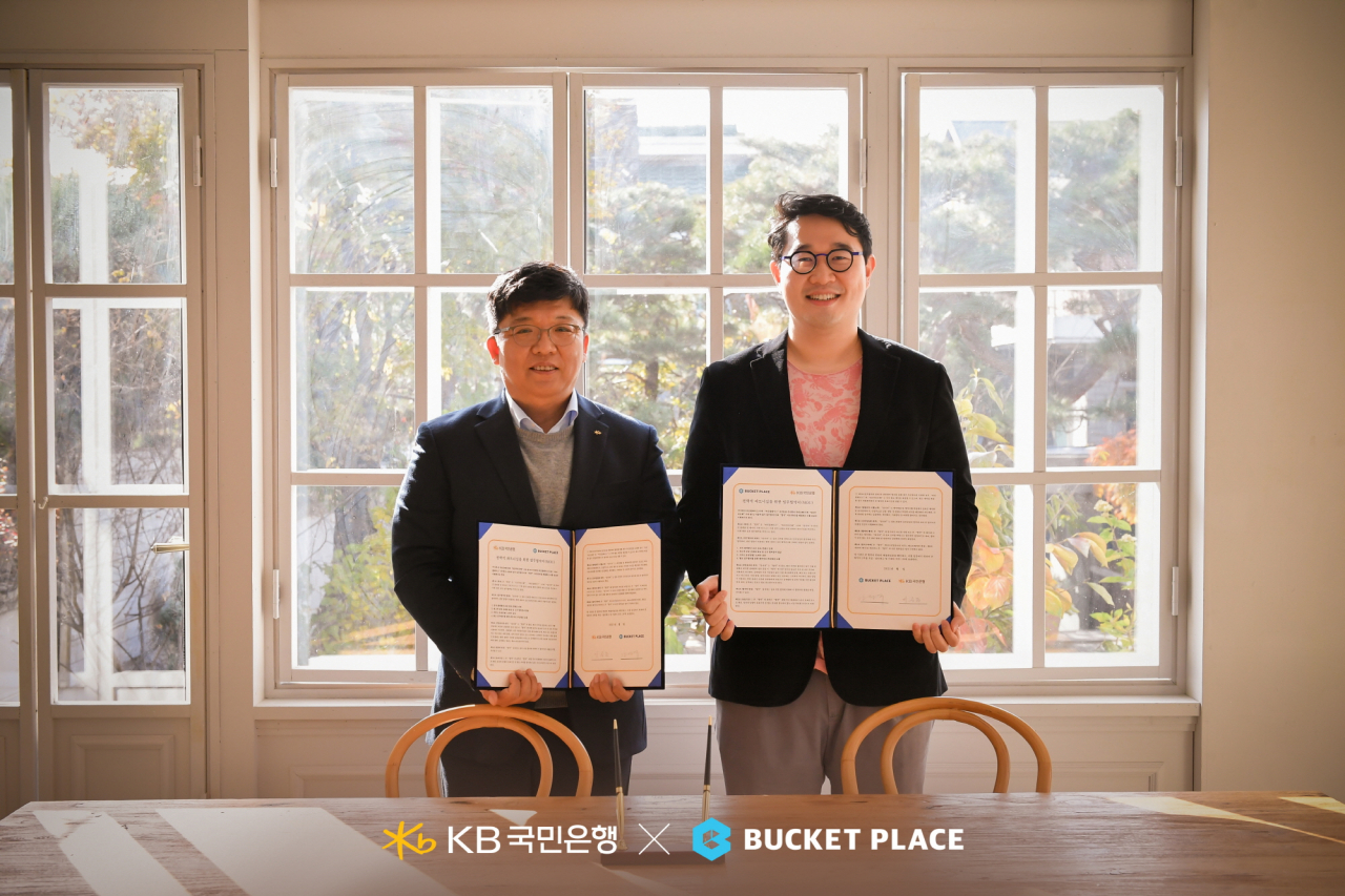 16일 서울시 서대문구 연희동에 소재한 '오늘의집'에서 소개되고 있는 단독주택에서 열린 KB국민은행-오늘의집 업무협약식에서 (왼쪽)이승종 KB국민은행 전략본부장과 (오른쪽)강성주 버킷플레이스 운영 총괄 본부장이 업무협약을 체결하고 기념촬영을 하고 있다. [국민은행 제공]