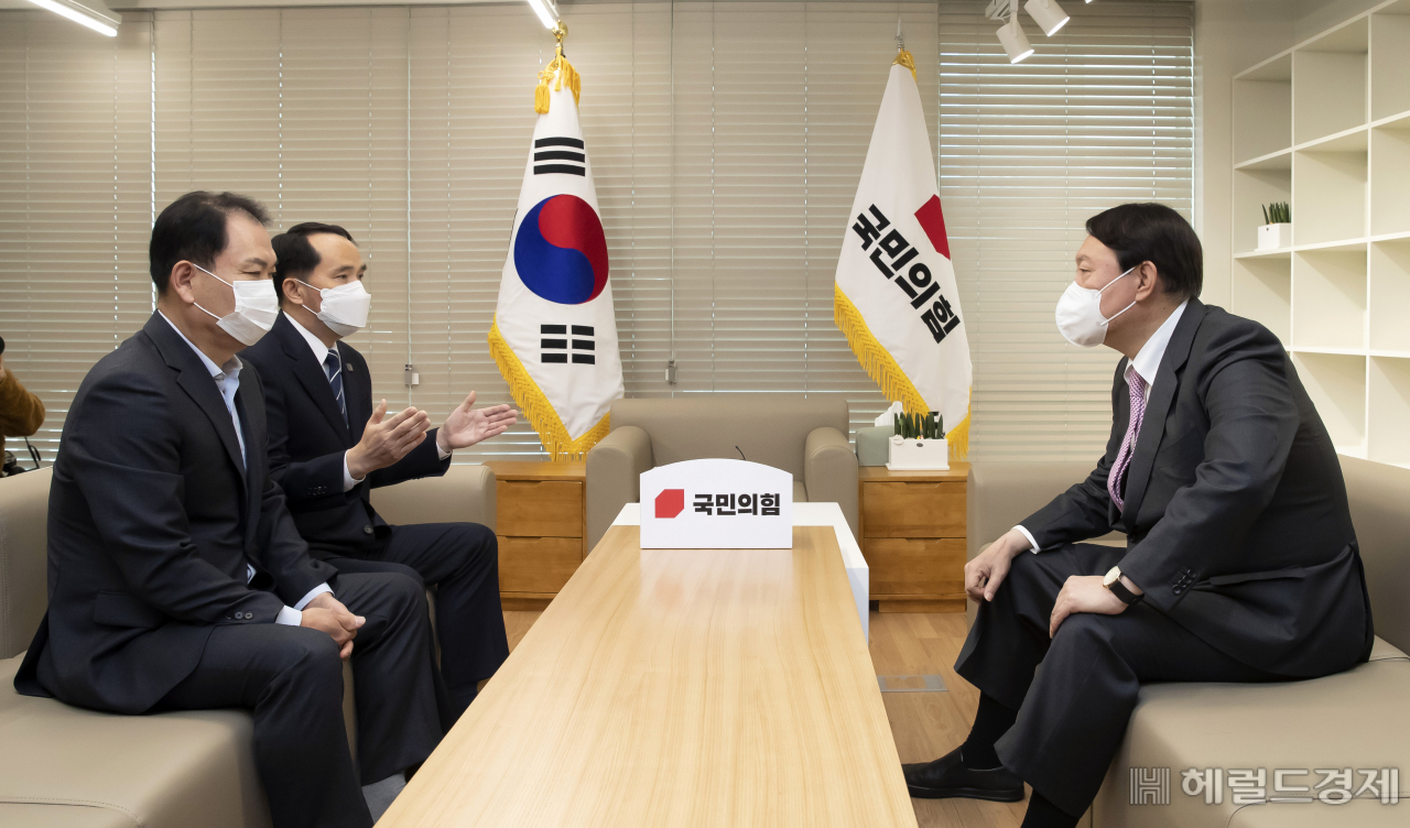 윤석열(맨 오른쪽) 국민의힘 대선후보가 17일 오전 '순국선열의 날'을 맞아 서울 여의도 당사에서 최원일(가운데) 전 천안함 함장과 고(故) 이상희 하사의 부친인 이성우(왼쪽) 유족회장을 면담하고 있다. 이상섭 기자