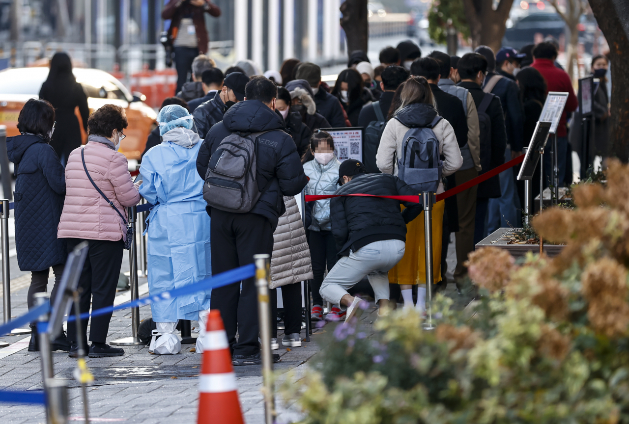 17일 오전 서울 송파보건소 코로나19 선별진료소에서 검사를 받으려는 시민들이 대기하고 있다. 연합뉴스