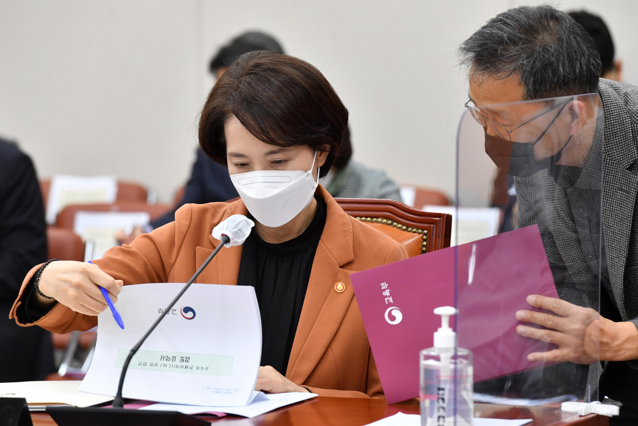 유은혜 부총리 겸 교육부장관이 16일 오전 국회 교육위원회 전체회의에 참석, 예결위 소위가 길어져 회의가 지연되자 관계자들과 대화하고 있다. [연합]