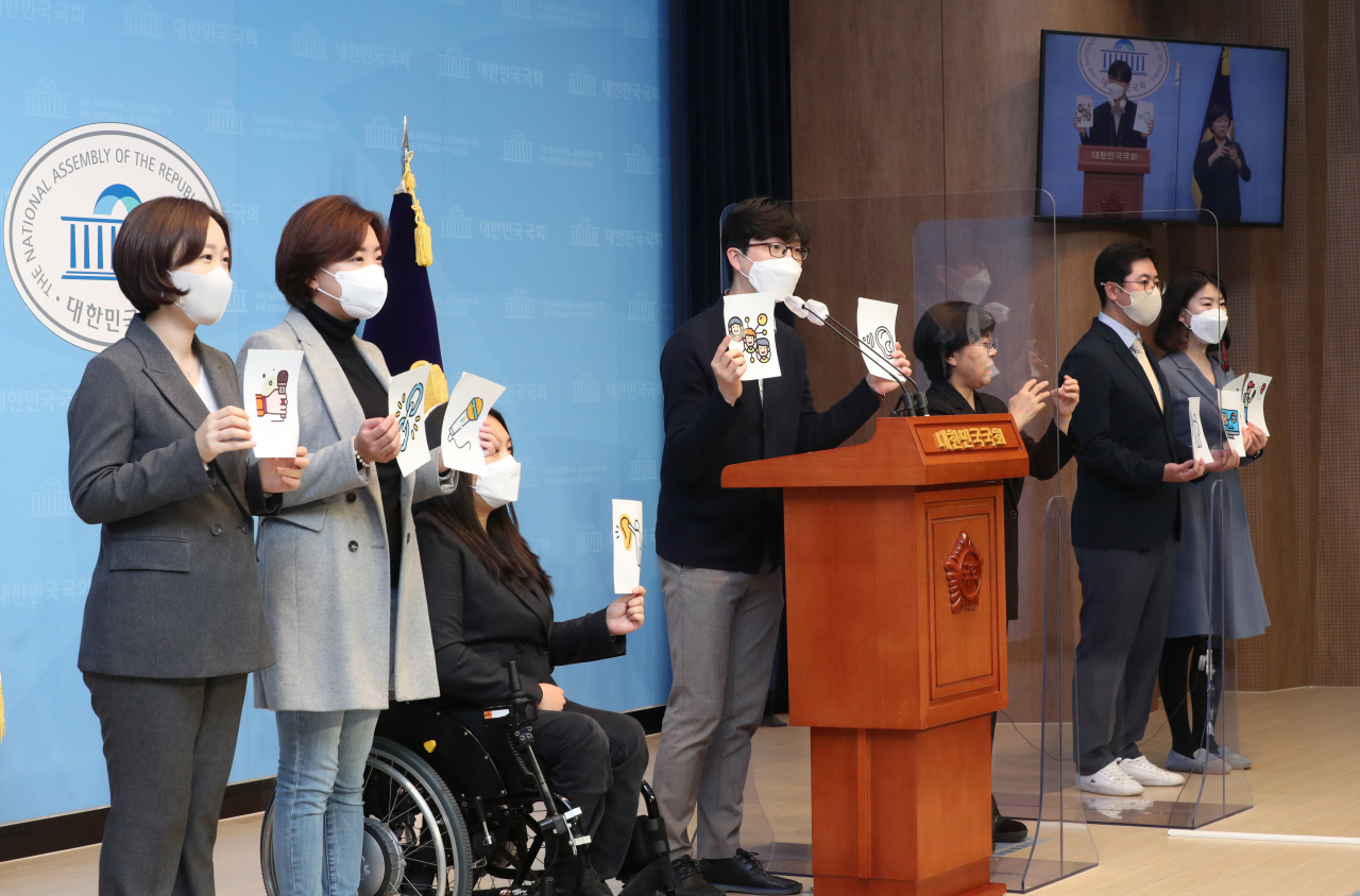 더불어민주당 이소영 의원과 이재명 후보 선대위 청년플랫폼 권지웅 부대변인 등이 17일 국회 소통관에서 '리스너 프로젝트' 개시 발표 기자회견을 하고 있다. '리스너 프로젝트'는 이재명 대선후보와 자발적으로 모인 300명의 2030 청년 리스너들이 세대·지역을 아우르는 국민 인터뷰를 직접 진행하는 참여형 프로젝트다. 연합뉴스