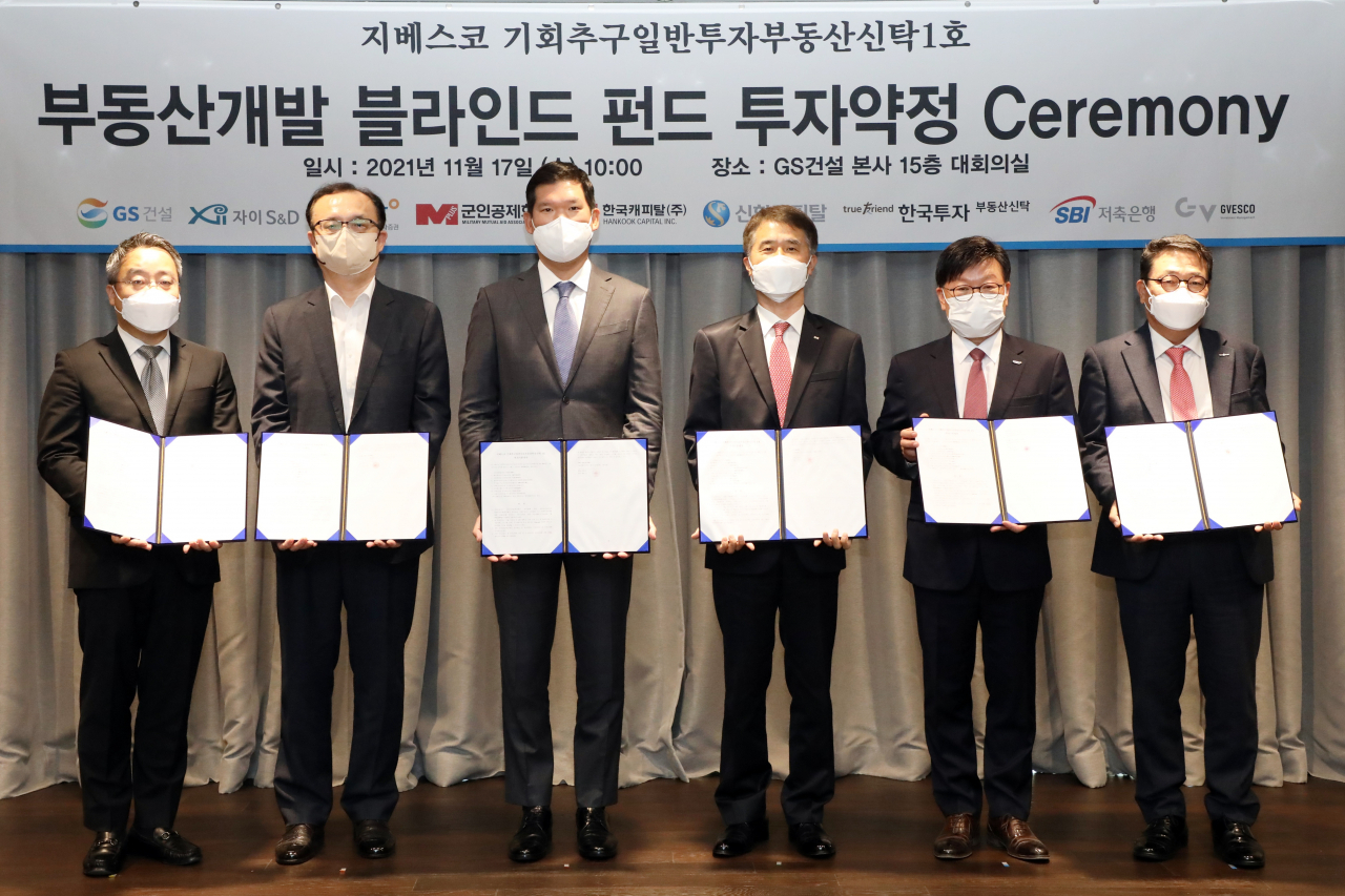 17일 GS건설 본사에서 열린 ‘지베스코 기회추구전문투자사모부동산 1호’ 약정식에서 참석자들이 기념 촬영하고 있다. 왼쪽부터 한태희 지베스코자산운용 대표, 엄관석 자이 S&D 대표, 허윤홍 GS건설 신사업부문 대표, 심우근 군인공제회 부이사장, 김원규 이베스트증권 대표이사, 이국형 한국투자부동산신탁 대표이사. [GS건설 제공]