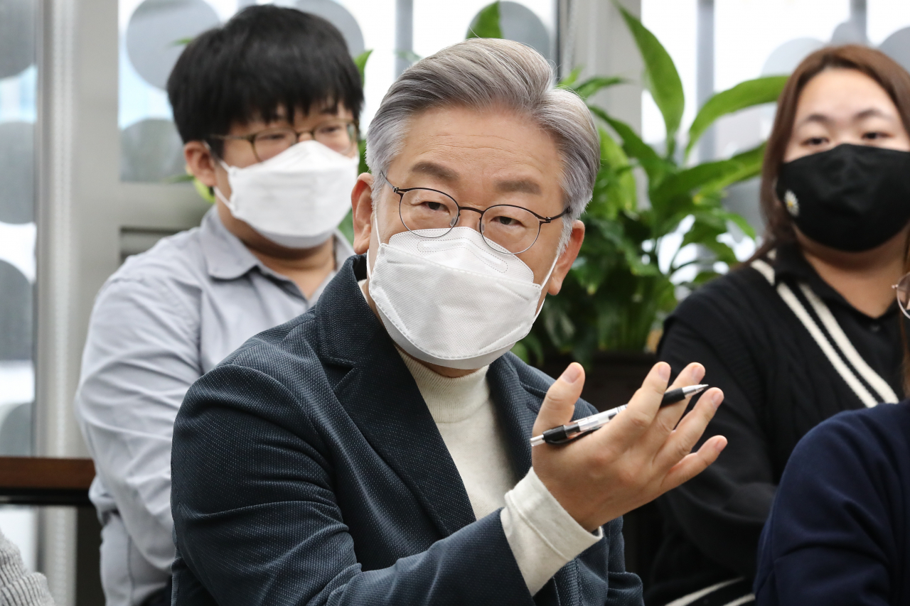 이재명 더불어민주당 대선후보가 지난 16일 서울 서대문구 청년문화공간 신촌파랑고래에서 열린 청소년·청년 기후활동가 간담회에서 참석자들과 대화하고 있다. [연합]