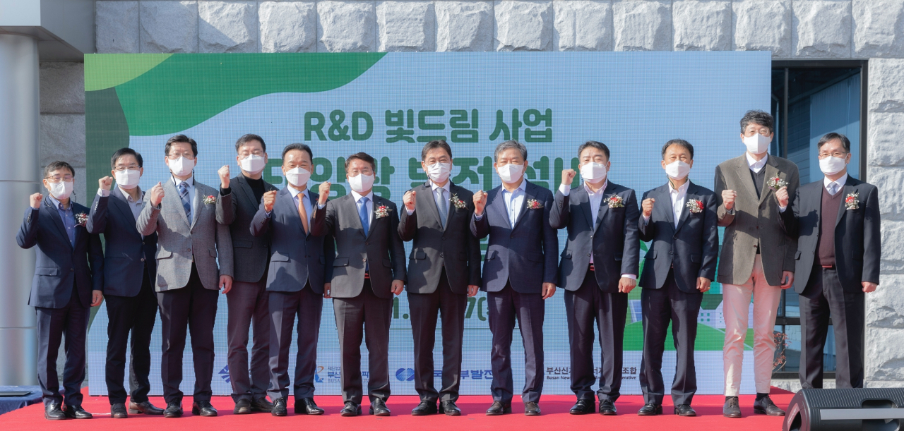 남부발전 이승우 사장(사진 왼쪽 여섯 번째)이 부산 강서구 ㈜DH콘트롤스 본사에서 KOSPO R&D 빛드림 사업 준공기념 행사를 하고 있다. [남부발전 제공]
