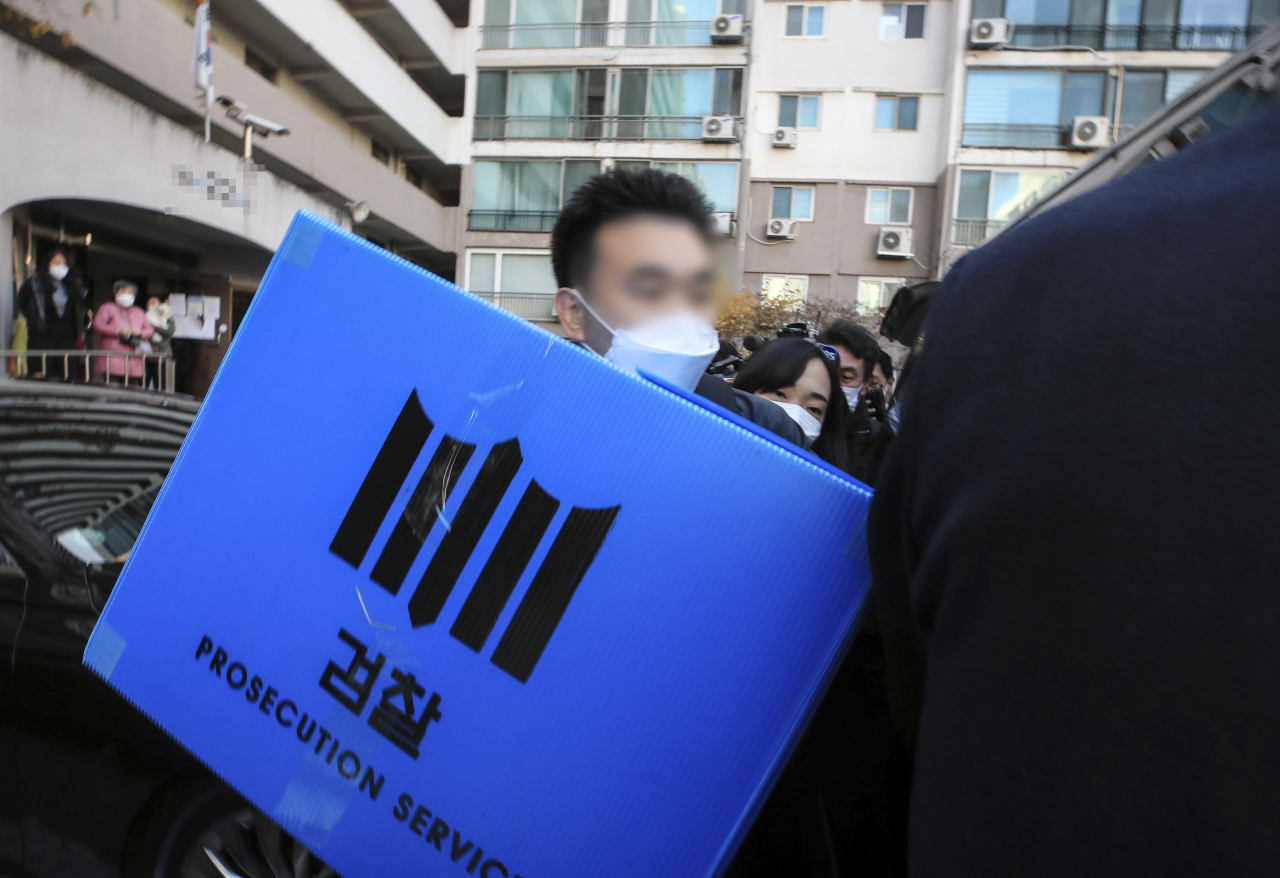 Prosecutors move boxes carrying documents and materials seized during the raid on ousted lawmaker Kwak Sang-do on Nov.17. (Yonhap)