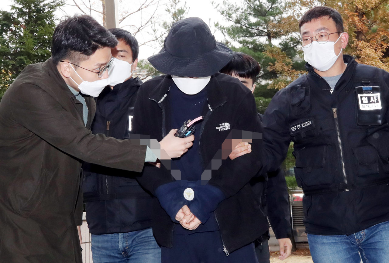 층간소음으로 갈등을 빚은 이웃 일가족 3명을 흉기로 다치게 한 혐의를 받는 40대 A씨가 구속 전 피의자 심문(영장실질심사)을 받기 위해 17일 오후 인천시 미추홀구 인천지방법원에 들어서고 있다. [연합뉴스]