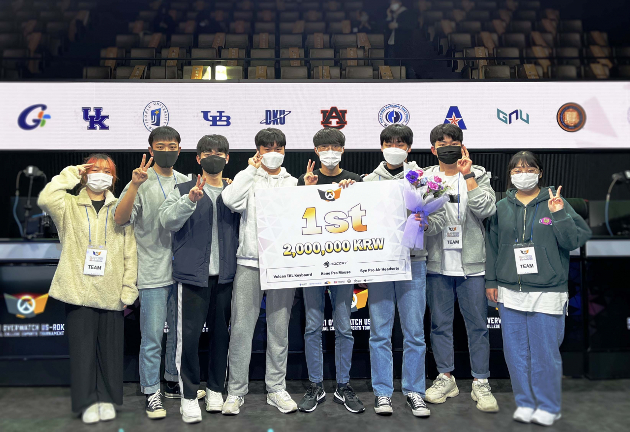 가천대팀이 오버워치 한미 교류전에 우승하고 기념사진을 촬영하고 있다. 사진 좌측부터 김민경, 민주홍, 고재용, 최지훈, 김영건, 변진수, 유신, 최다인 학생.