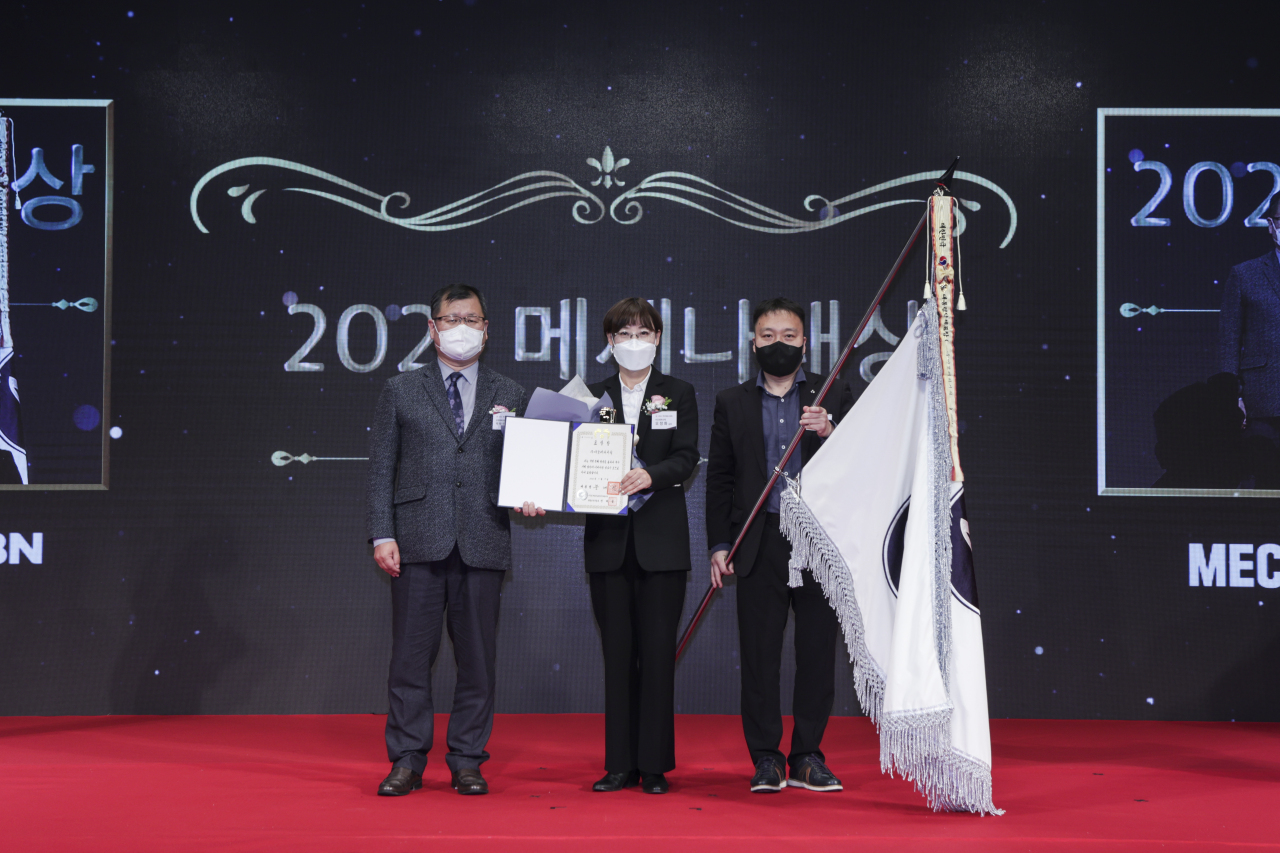 From left: Culture Ministry’s cultural policy officer Park Tae-young, Oh Jeong-hwa, director at Sustainability Division at Amorepacific and Kim Tae-woo, official at Amorepacific pose for photos at the Mecenat Awards ceremony held at Westin Josun in central Seoul (Korea Mecenat Association)