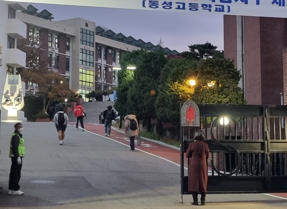 18일 오전 7시께 서울 종로구 동성고 정문 앞에서 한 수험생의 어머니가 자녀가 학교 본관 쪽으로 걸어가는 모습을 바라고 있다. 김지헌 기자