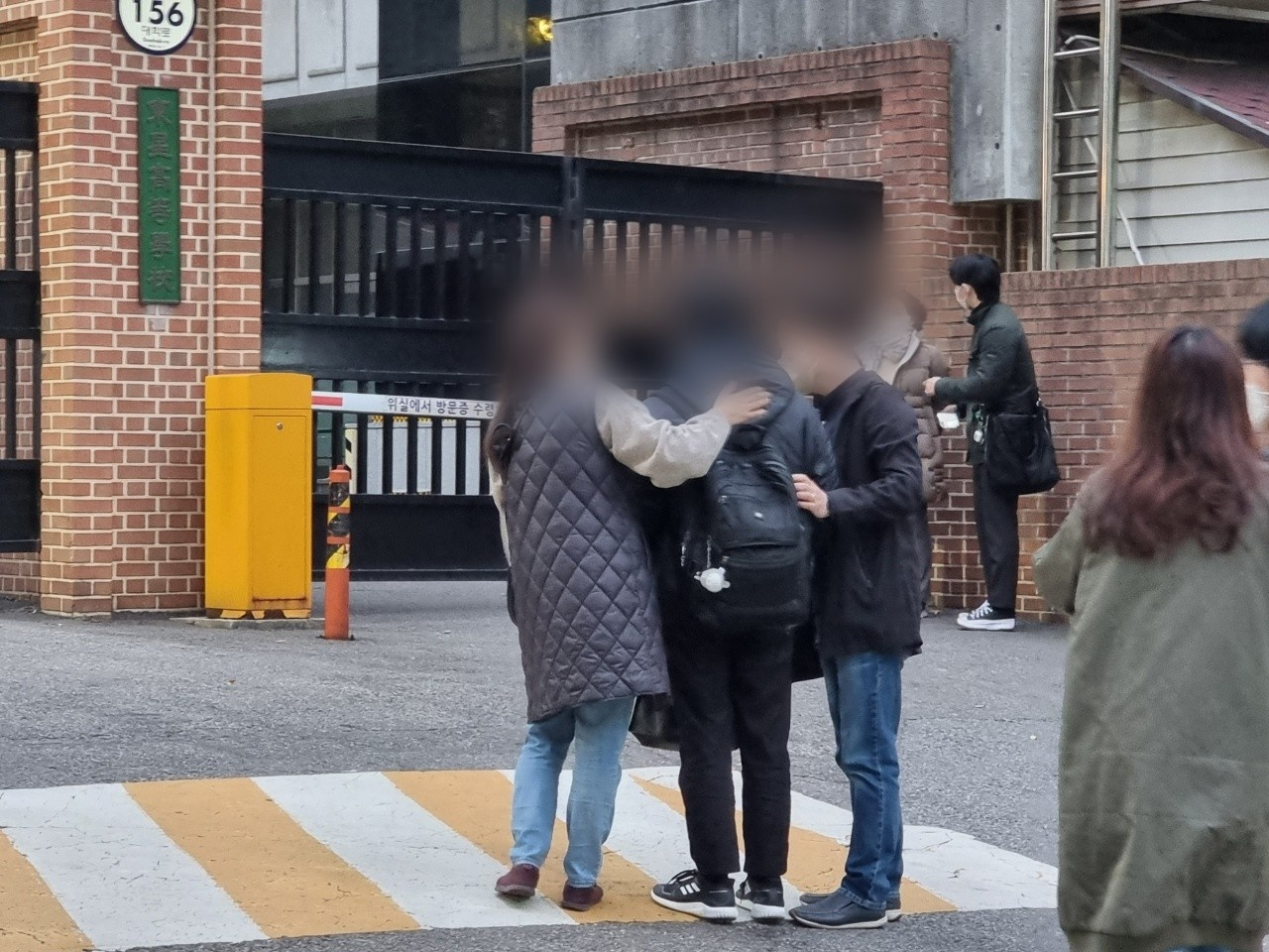 18일 오전 7시20분께 서울 종로구 동성고 앞에서 학부모가 수험생인 자녀를 응원하고 있다. 김지헌 기자