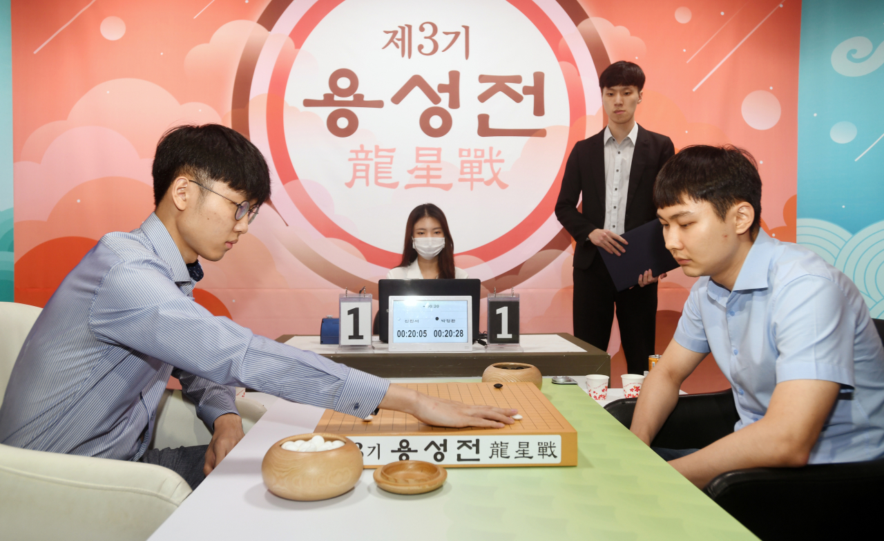 지난 7월 열린 제3기 용성전 결승 2국에서 대국하는 신진서 9단(왼쪽)과 박정환 9단.[한국기원 제공]