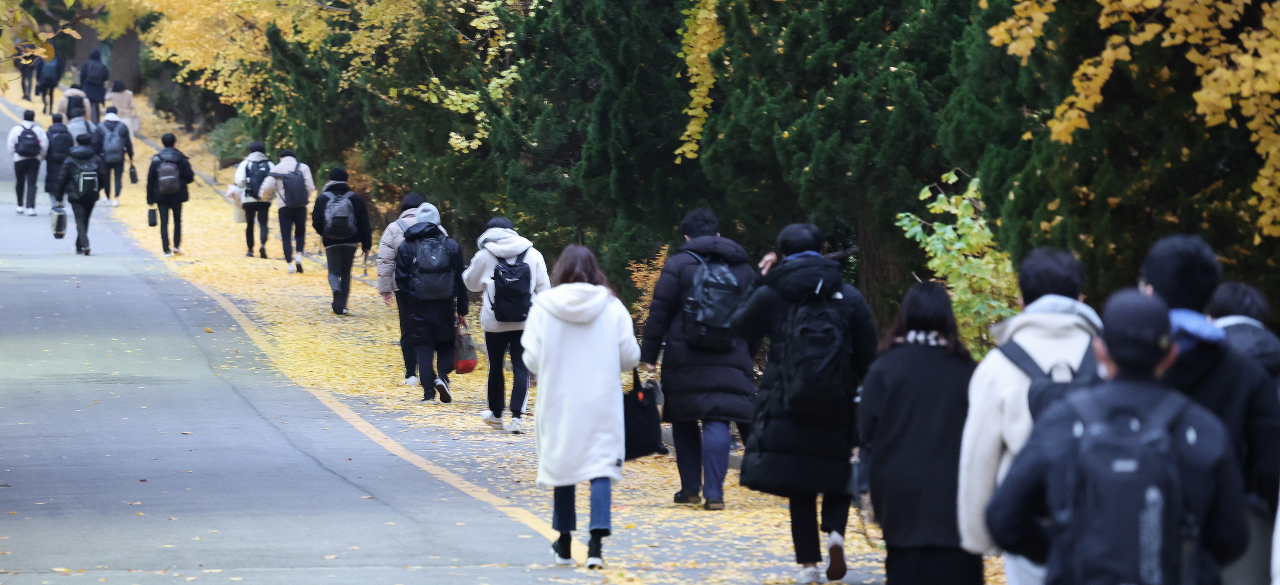 2022년도 대학수학능력시험(수능)일인 18일 오전 고사장이 마련된 서울 강남구 경기고등학교에서 수험생이 입실하고 있다. [연합]