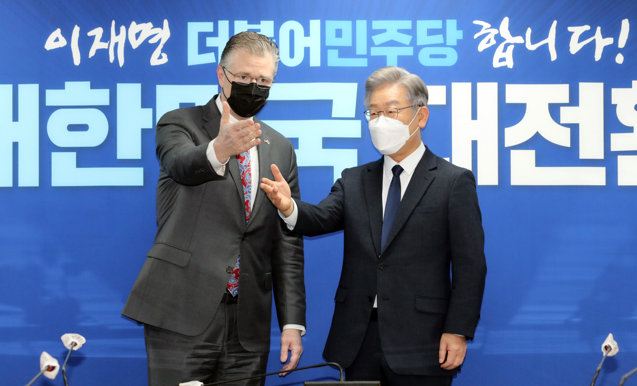 더불어민주당 이재명 대선후보가 11일 서울 여의도 민주당사를 방문한 대니얼 크리튼브링크 미국 국무부 동아시아·태평양 담당 차관보와 인사하고 있다. 연합뉴스