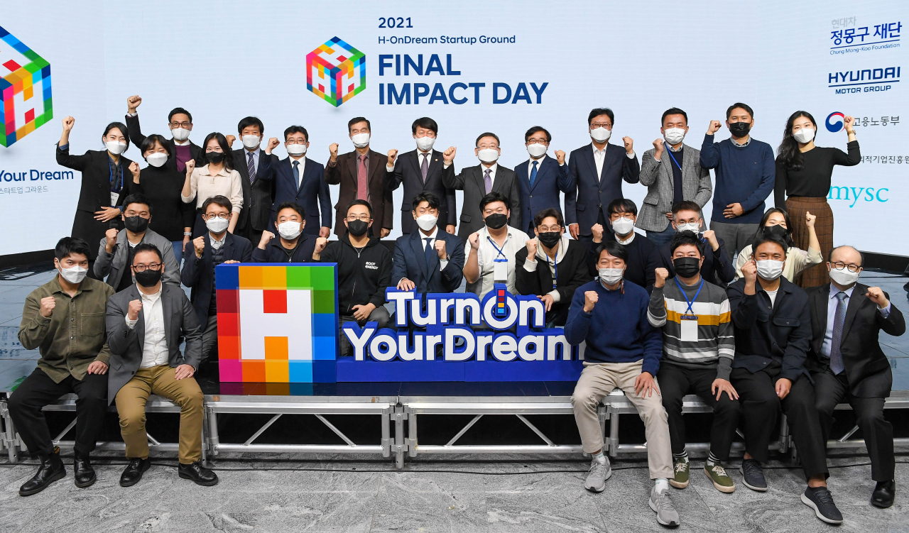 안경덕 고용노동부 장관(위 가운데)과 권오규 현대차 정몽구 재단 이사장(위 가운데 왼쪽)이 스타트업 대표 및 참여자들과 함께 기념사진을 찍고 있다. [현대차그룹 제공]