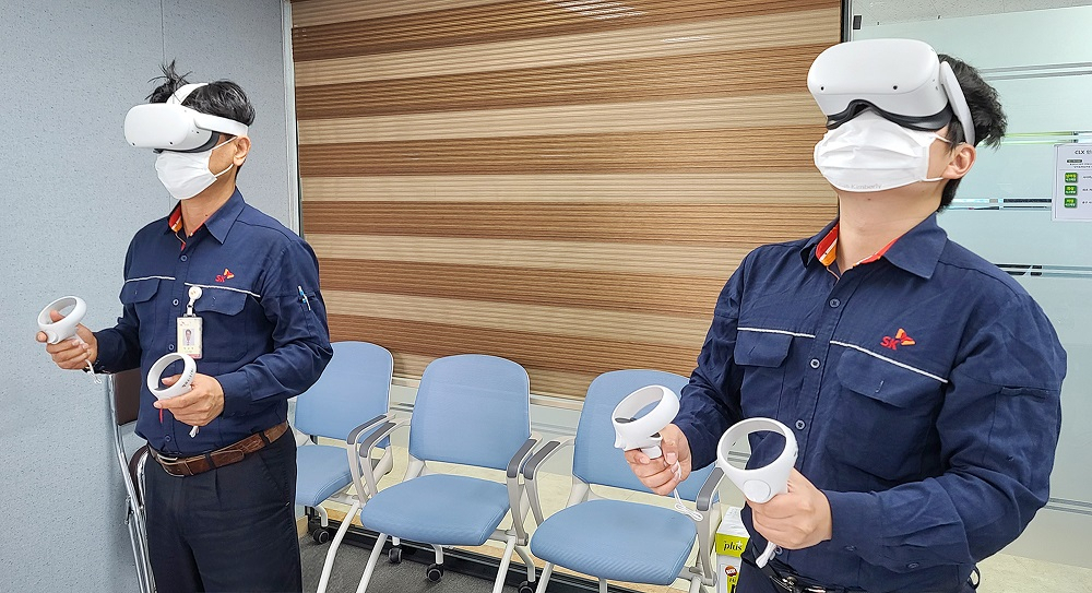 SK에너지 기계·장치·검사실 구성원들이 가상현실(VR)을 활용한 프로그램을 통해 설비검사 교육을 받고 있다. [SK이노베이션 제공]