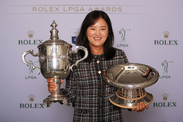 고진영이 2019년 LPGA 투어 시상식에서 올해의 선수와 안니카 메이저 어워드 트로피를 양 손에 들고 기뻐하고 있다. [게티이미지]