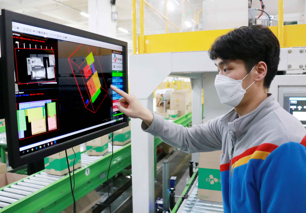 CJ대한통운 직원이 군포 센터에 도입한 ‘스마트 패키징’을 사용하고 있다. 이커머스 소비자 개개인의 주문 정보에 맞춰 가장 적합한 크기의 박스를 추천하고, 3D 스캐너로 박스 내 빈 공간을 측정하여 최적량의 완충재를 자동으로 투입하는 시스템이다. [CJ대한통운 제공]