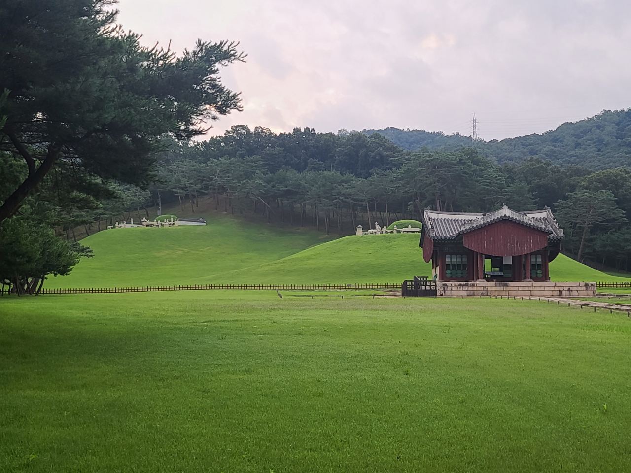 서오릉.명릉. 숙종의 또다른 정비 인원왕후묘(왼쪽)가 남편과 인현왕후가 나란히 묻힌 봉분 두개를 내려다보고 있다. 숙종의 조강지처는 왼쪽 고개너머에 있고, 장희빈의 대빈묘는 더 한고개 너머에 있다.