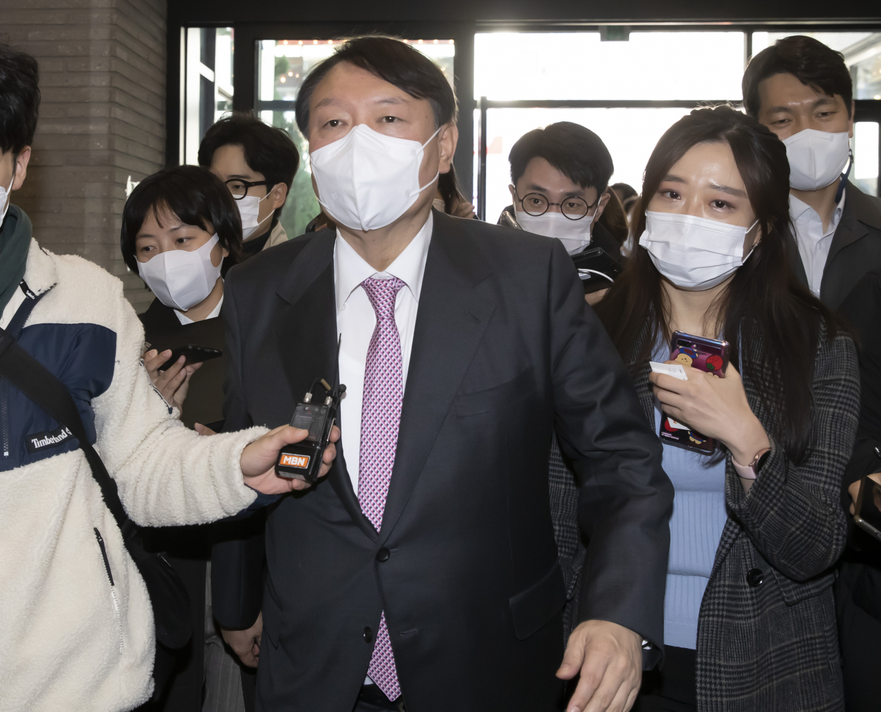 윤석열 국민의힘 대선후보가 17일 오전 천안함 유족 등을 면담하기 위해 당사에 들어서며 취재진의 질문을 받고 있다. [국회사진기자단]